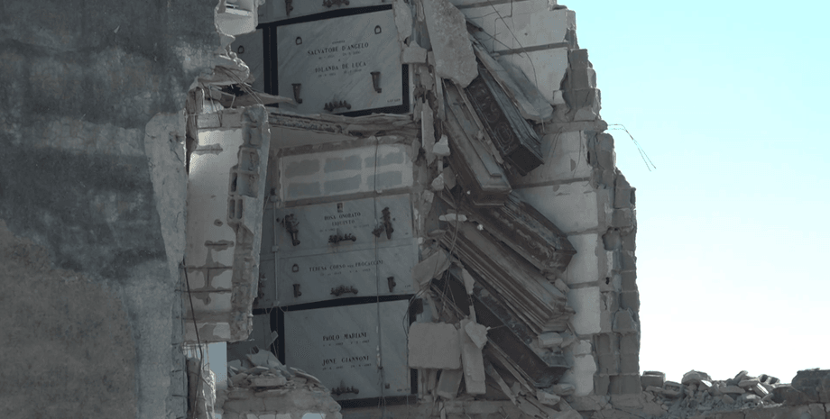 Гробы на кладбище южной Италии, фото