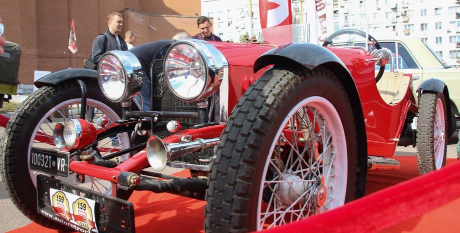 В Днипре прошла выставка ретро-автомобилей / Фото: УНИАН