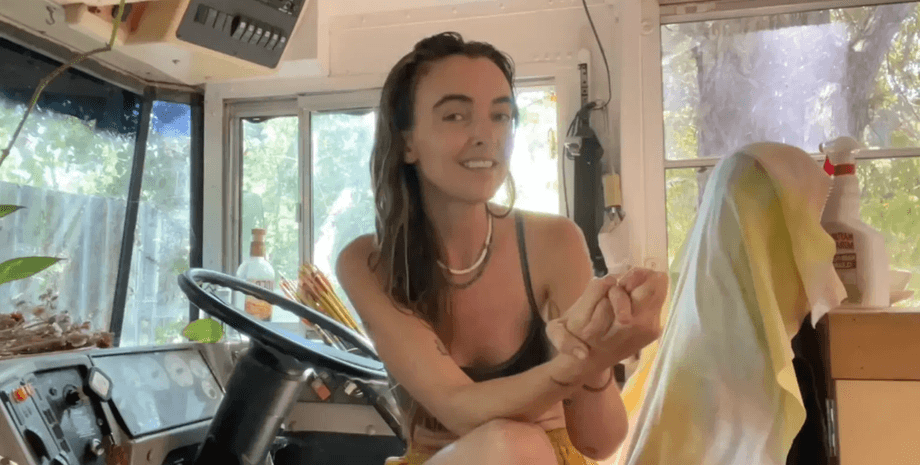 Бывшая модель живет в автобусе, школьный автобус, дом на колесах, бывшая модель, Лора Ла Рю, модель живет в автобусе