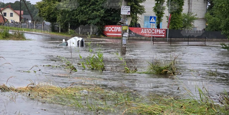 Львівські вулиці залила річка Зубра після інтенсивної зливи в ніч на 10 липня, розповіли місцеві медіа