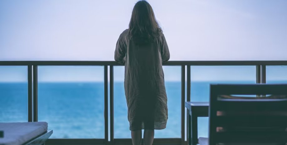 Женщина на балконе, вид на море, вид с балкона, балкон захватили тысячи пчел, квартира с балконом, отдых на балконе