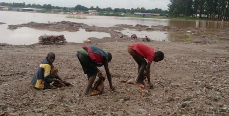 Дети ищут кобальт у озера Малебо. Фото: Siddharth Kara