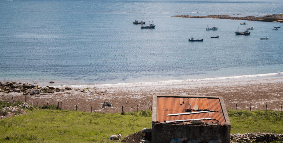 Острів в Ірландії, красивий острів, переїзду на острів, людям пропонують гроші за переїзд, житло в Ірландії, порожній будинок на острові