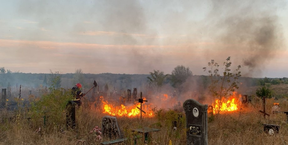 На оприлюднених поліцією фотографіях видно понівечені могили на кладовищі. Крім ...