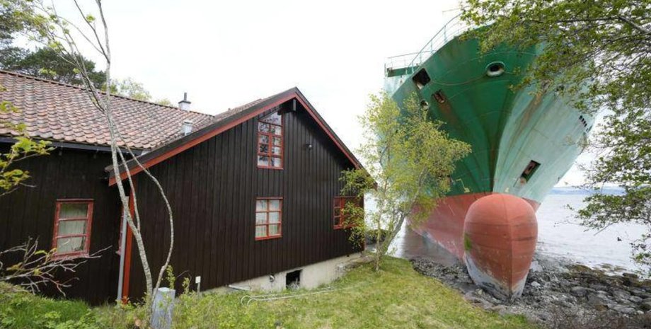 Контейнеровоз остановился в нескольких метрах от жилого дома в Норвегии 135-метровый контейнеровоз сел на мель и оказался вплотную к частному дому в Норвегии, остановившись у самого берега