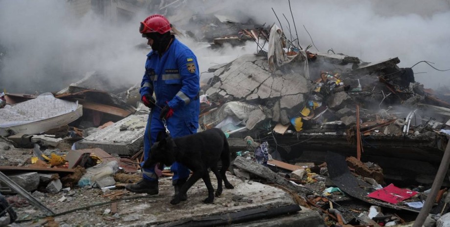 розбір завалів у Києві розбір завалів у Києві, обстріл києва на 31 липня, обстріл києва, рятувальники