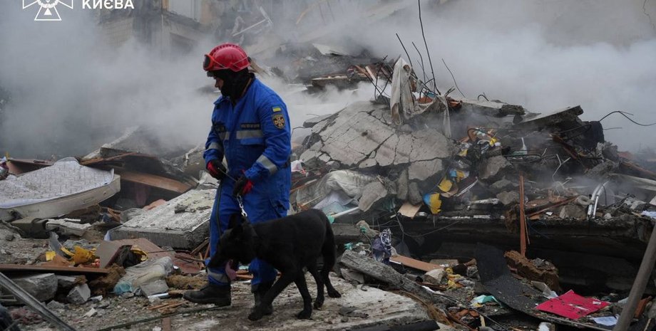 разбор завалов в Киеве, обстрел киева на 31 июля, обстрел киева, спасатели