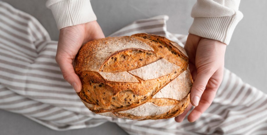 Хлеб в руках