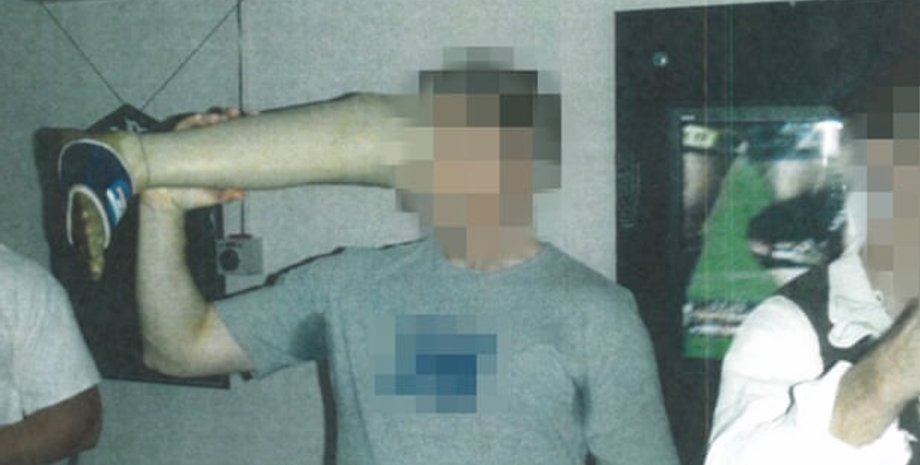 австралийский солдат в афганистане пьет пиво из протеза