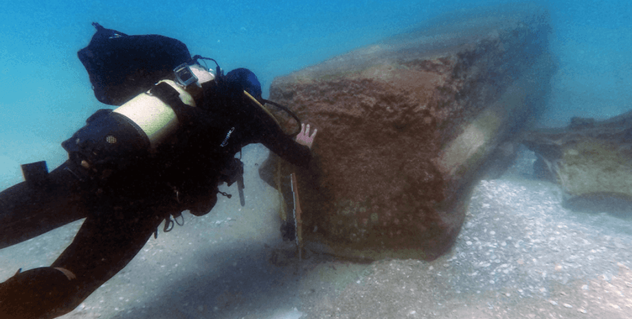 Римська імперія, мармурові колони, підводна археологія, торгове судно, морська торгівля, стародавні артефакти, шторм, мілководдя
