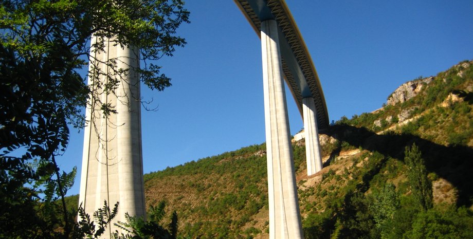 Мужчина с нераскрытым парашютом выжил, бейсджампинг, прыжок с моста, курьезы, Франция, фото