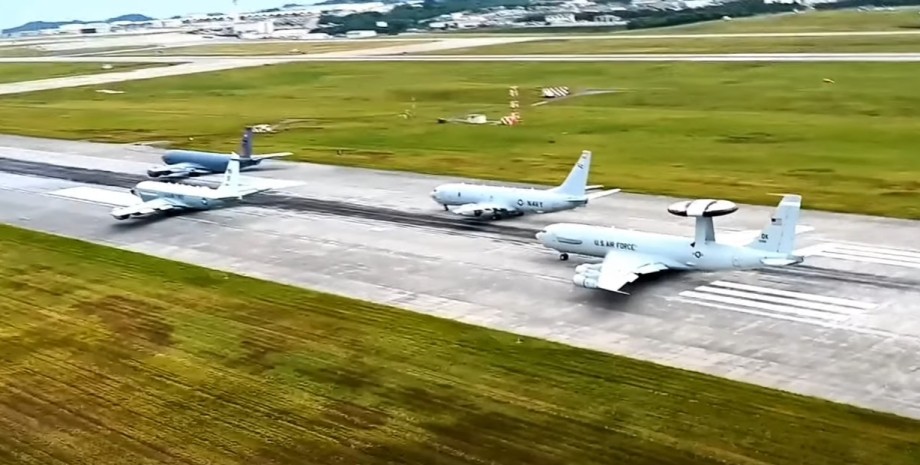 Самолеты ВВС США на авиабазе, авиабаза в Японии
