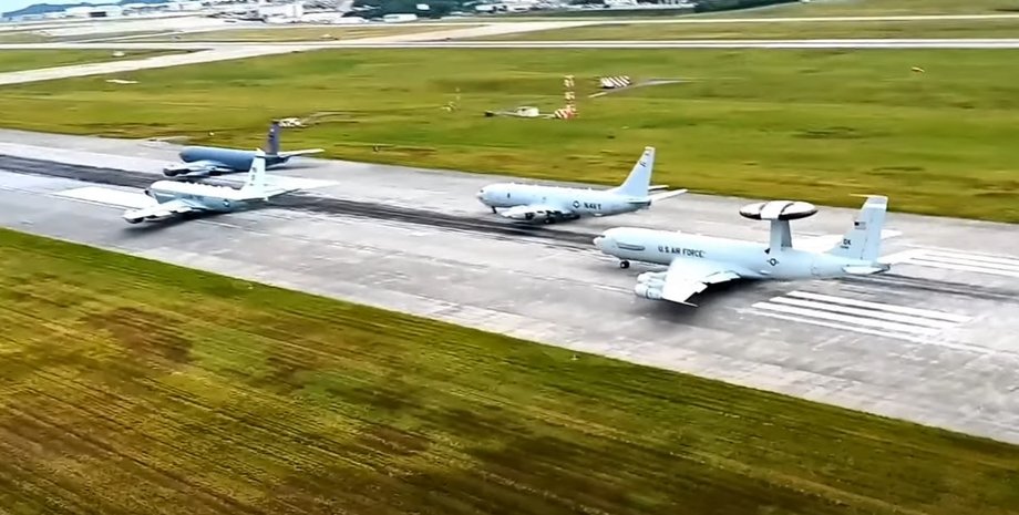 Літаки ВПС США на авіабазі, авіабаза в Японії