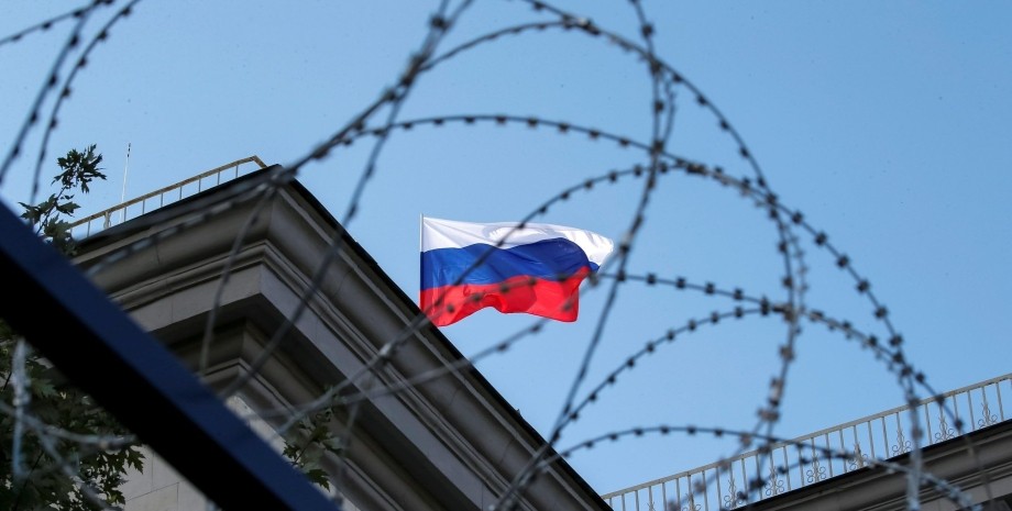 прапор Росії, санкції проти Росії, колючий дріт