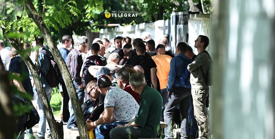 черга ТЦК, черга під ТЦК, черги поблизу ТЦК, військкомат, ТЦК, мобілізація в Україні, посилення мобілізації