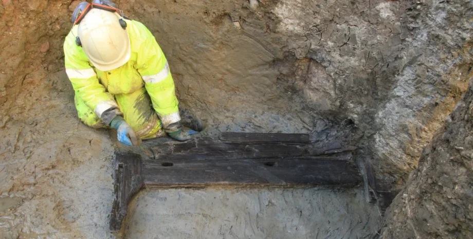 Римське похоронне ліжко, археологічне відкриття, розкопки MOLA, давні поховальні практики, збереження річкового флоту, дерев'яні артефакти, потойбічний символізм