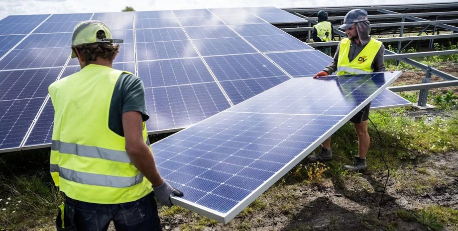 Демонтаж солнечных панелей в аэропорту Схипхол