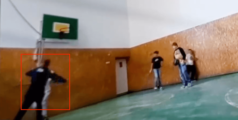 Вчитель фізкультури вдарив учня шкільною вказівною паличкою