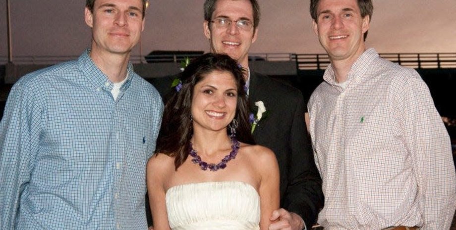 Жінка розповіла про незручні моменти з близнюками чоловіка, які моторошно схожі