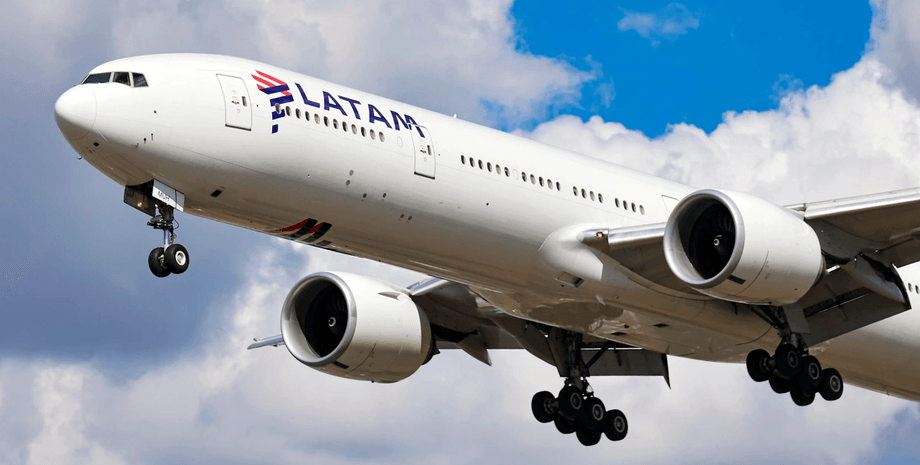 Пилот умер в самолете, упал в туалете самолета, пилот, капитан самолета, экстренная посадка самолета, LATAM,