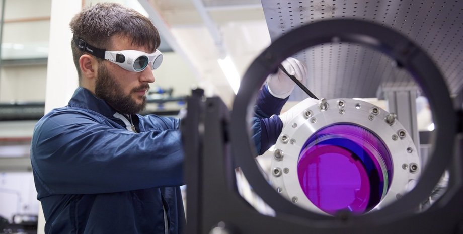 лазерна установка, вчені