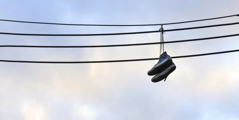 кросівки на дротах Хто закидає всі ці кеди на дроти і чому ніколи не варто їх знімати: знайдено відповідь0