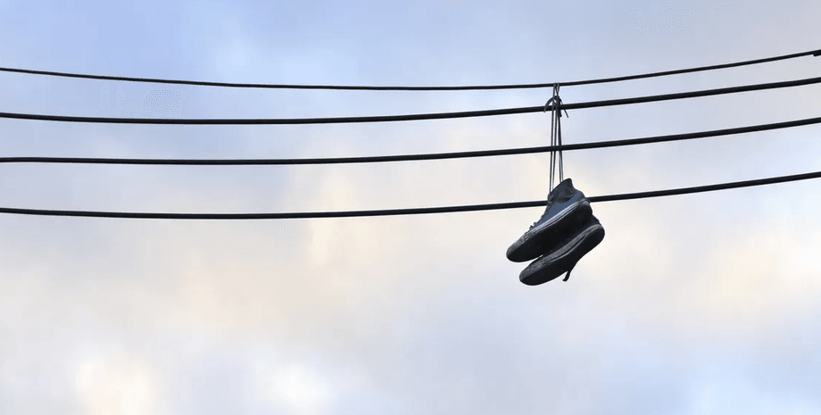 Кроссовки на проводах, обувь на проводах, зачем закидывают обувь на провода, забрасывание обуви, проверка фактов, что значит обувь на проводах