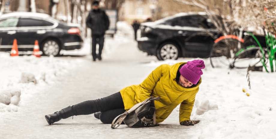 У разі травмування через ожеледицю в Україні можна вимагати компенсації Ожеледиця в Україні