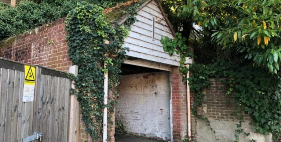 Владелец 150-летнего дома услышал странные звуки и узнал, кто "поселился" внутри