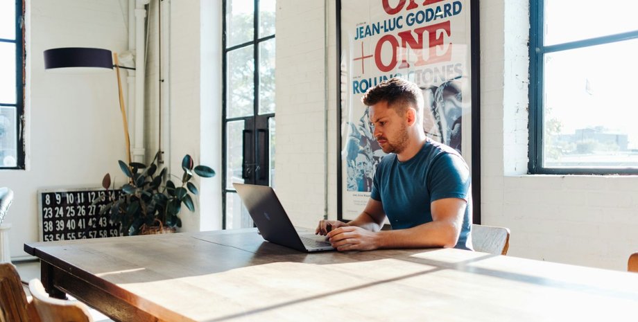 Працівник в офісі