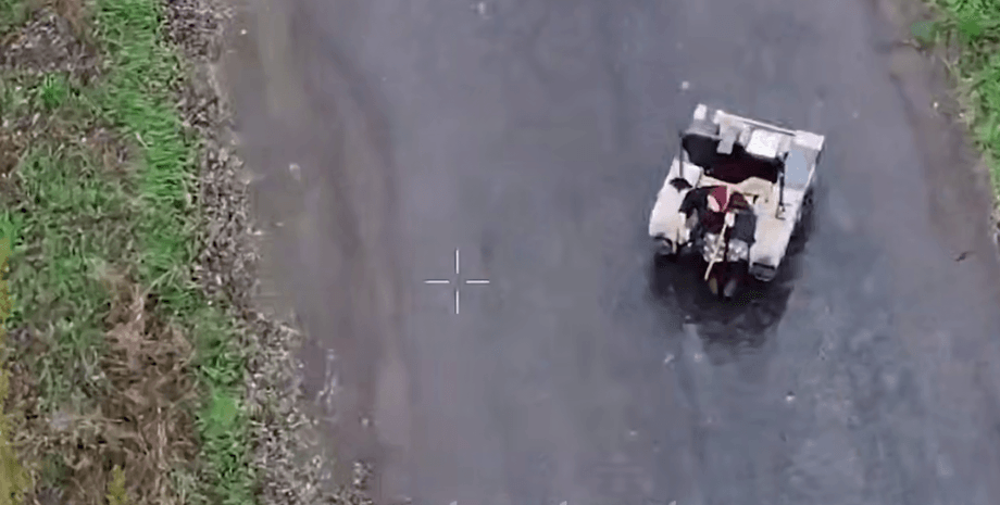 "Бабуся, сідай!: ЗСУ евакуювали літню жінку з Лимана за допомогою наземного робота (відео)