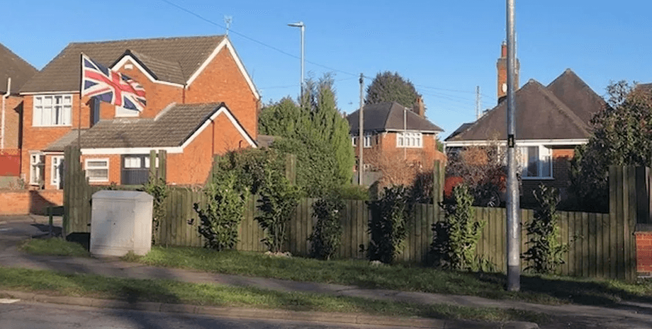 Чоловік зрізав частину паркану, високий паркан, пенсіонер купив будинок, сад поруч із будинком, знесли частину паркану, загородження біля будинку