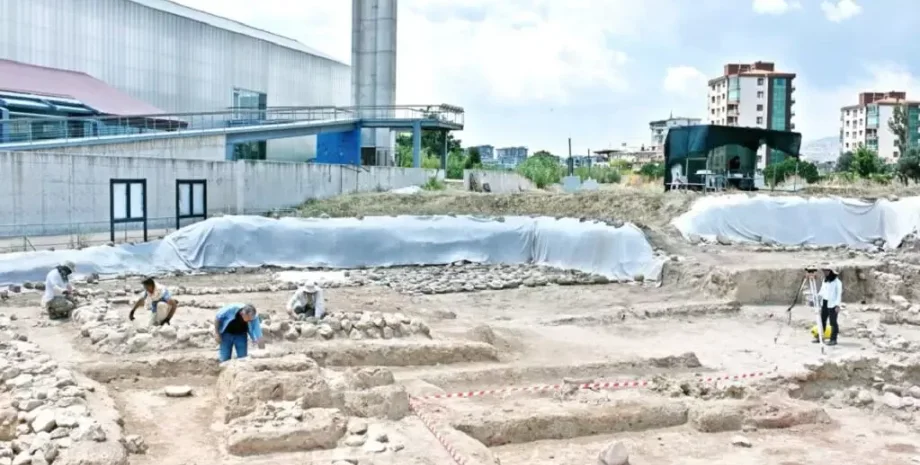 древний водный канал, археологические раскопки, Ешилова Гёюк, поселения эпохи неолита, история Измира, градостроительство, доисторическая архитектура, древние поселенцы, побережье Эгейского моря, ранняя цивилизация