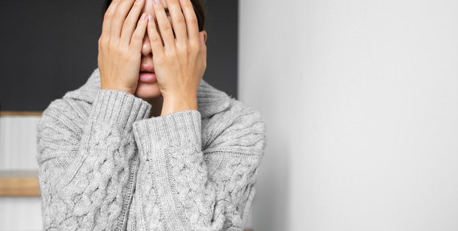 Девушка закрыла лицо руками