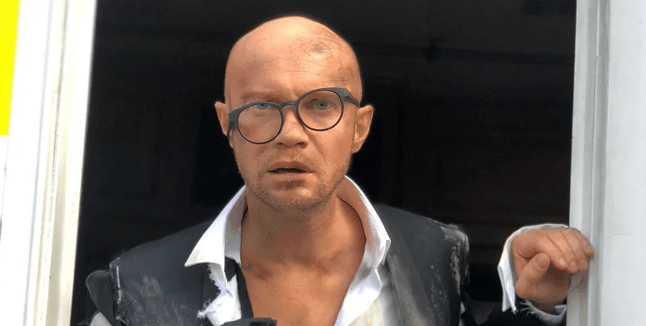 Дмитро Хрустальов обшарпаний і побитий