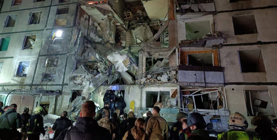 People, including a woman and a minor child, were under the rubble. According to...