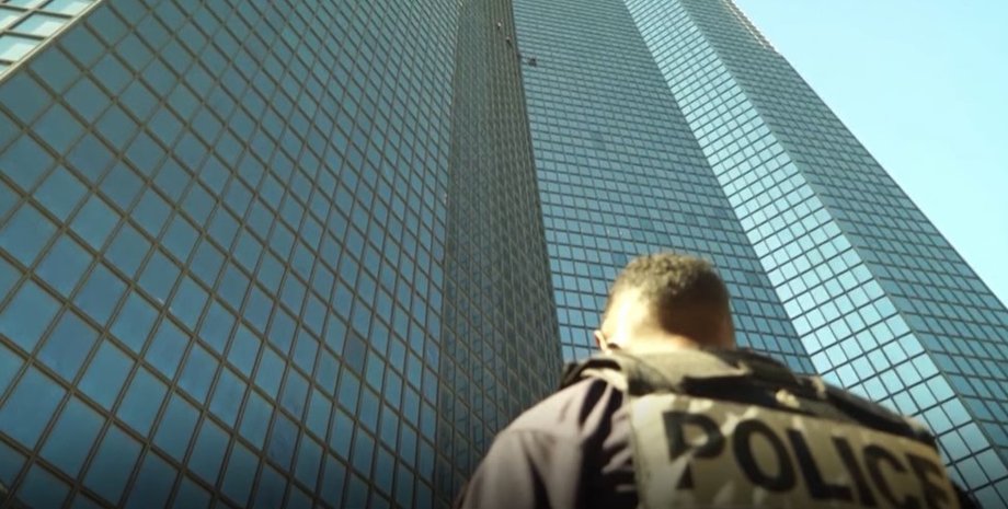 человек-паук Алан Робер поднимается на Total Coupole