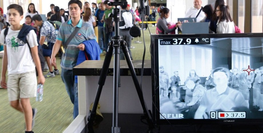 Температурный сканер работает в аэропорту Манилы, Филиппины. Фото: OneNews.ph