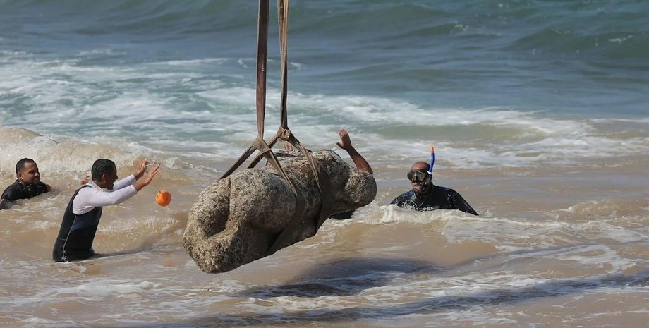 Археологи поднимают статую
