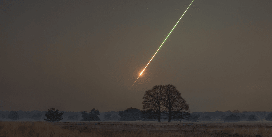 Метеорит у нічному небі, метеорит упав на машину, камінь із космосу, камінь, метеорит пробив дах машини, пробив дно авто