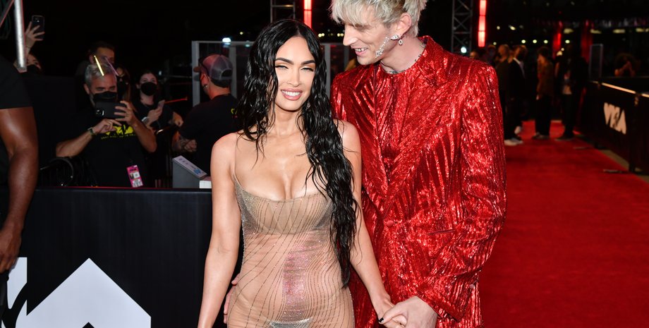 Machine Gun Kelly, меган фокс, голое платье, помолвка, обручальное кольцо, кольцо с бриллиантами