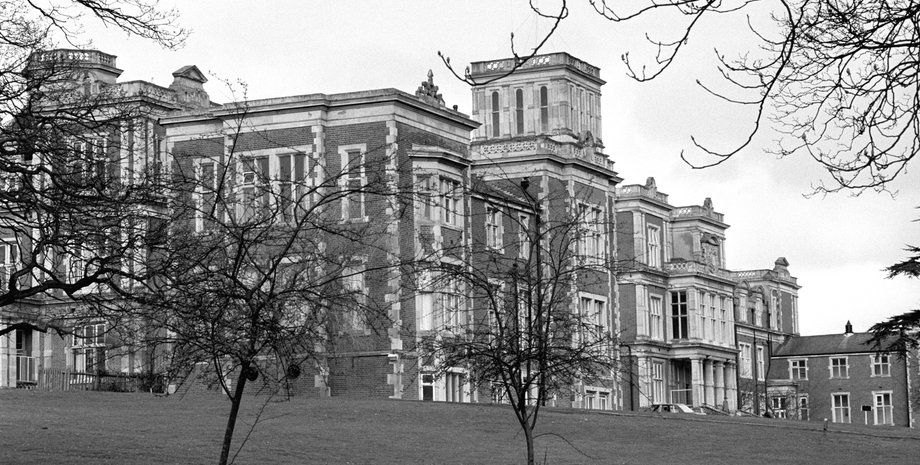 королева, Англия, Елизавета, сестры, психбольница, Виндзоры, сериал Корона