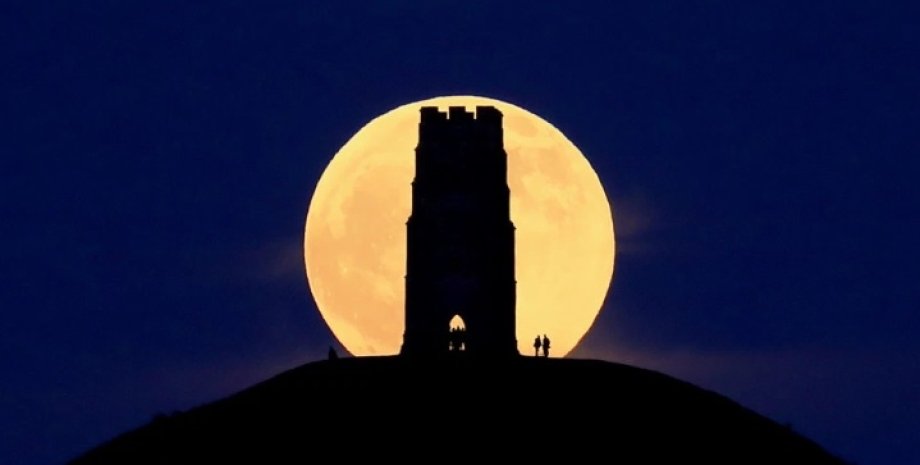 Волчья Луна в Гластонбери, Великобритания. Фото: Splash News