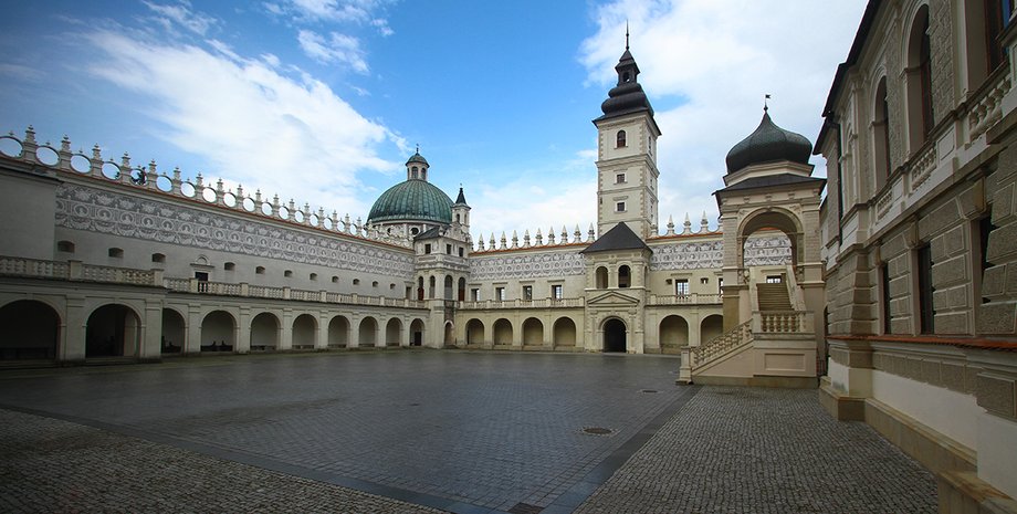 Замок-дворец в городке Красичин