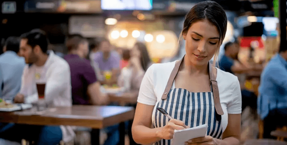 Официантка, случай на работе, работа в баре, работа в ресторане, пирсинг в носу, посетитель бара, посетитель попытался схватить официантку