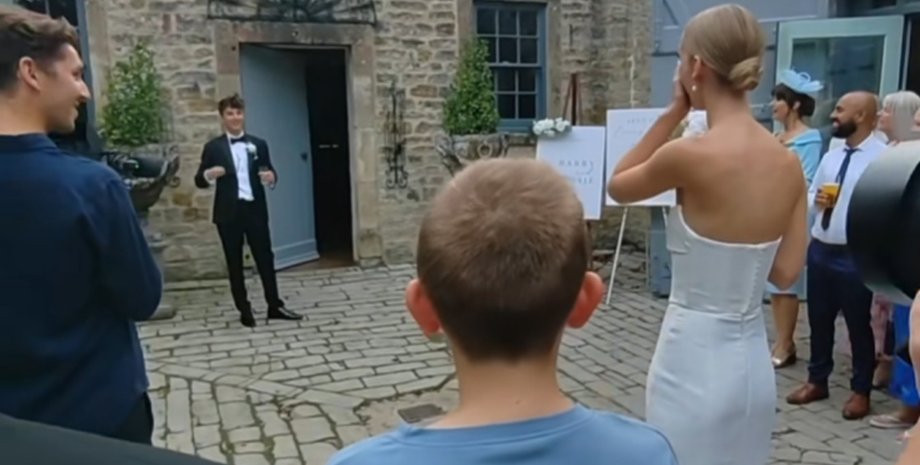 Жених подготовил трогательный сюрприз для своей невесты и впервые выступил на сцене