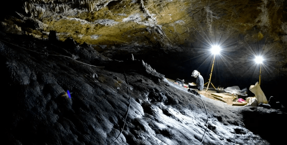 печера Cueva de Ardales, люди, світло, фото