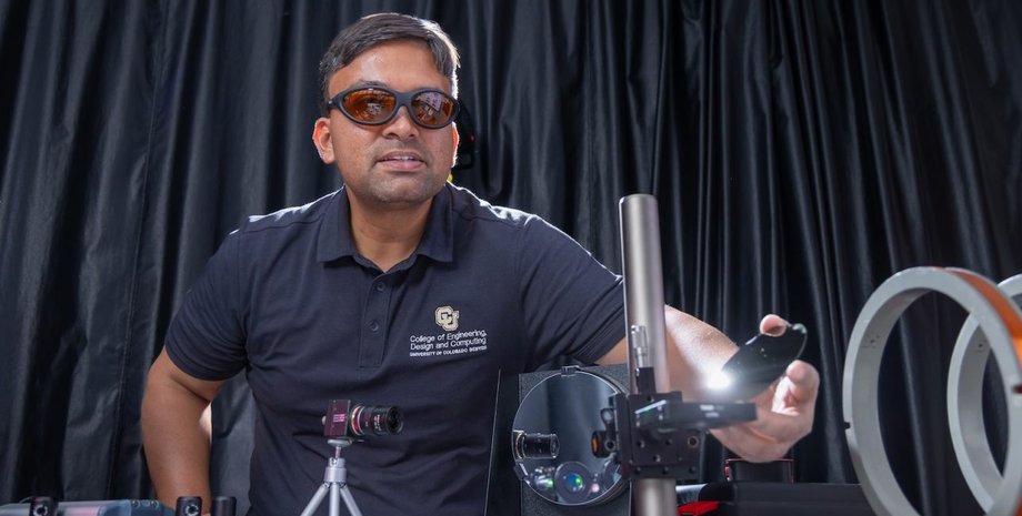 Инженер Аакаш Сахаи с чипом