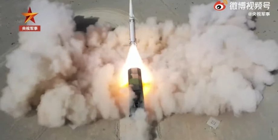 Ракетні війська Китаю зазнали оновлену балістичну ракету DF-15B