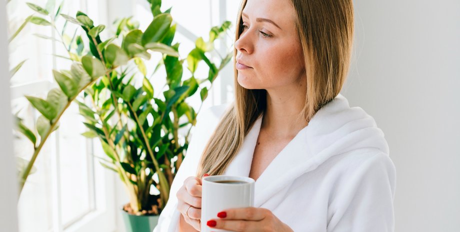 Дівчина з чашкою в руках